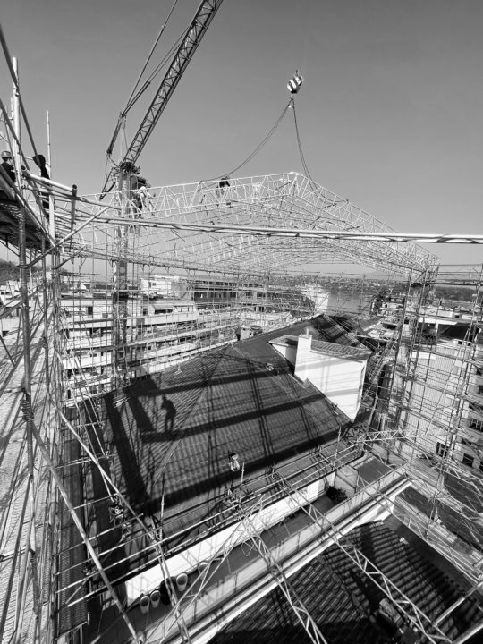 Echafaudage sur la toiture de l'immeuble de la rue Gautier 13 à Genève