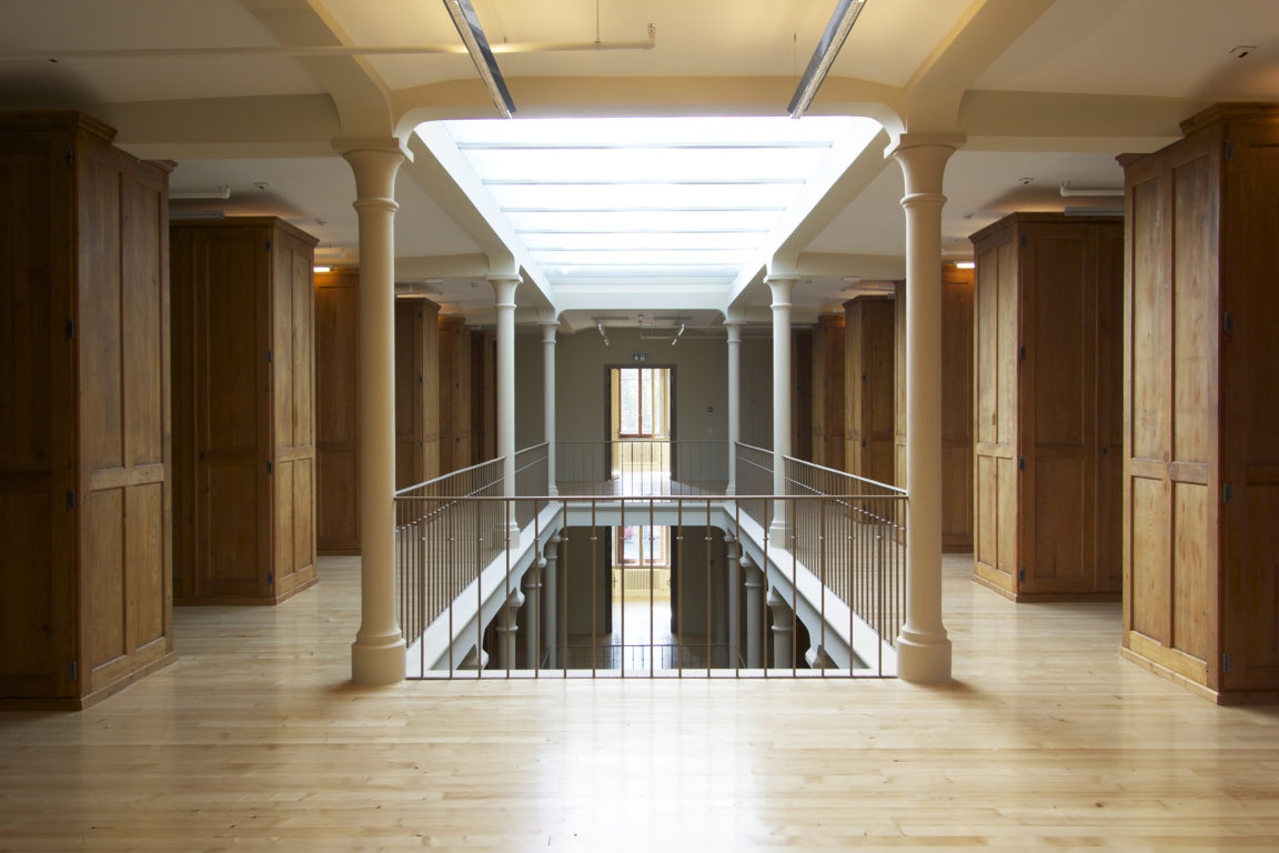 L'atrium avec la lumière zénithale
