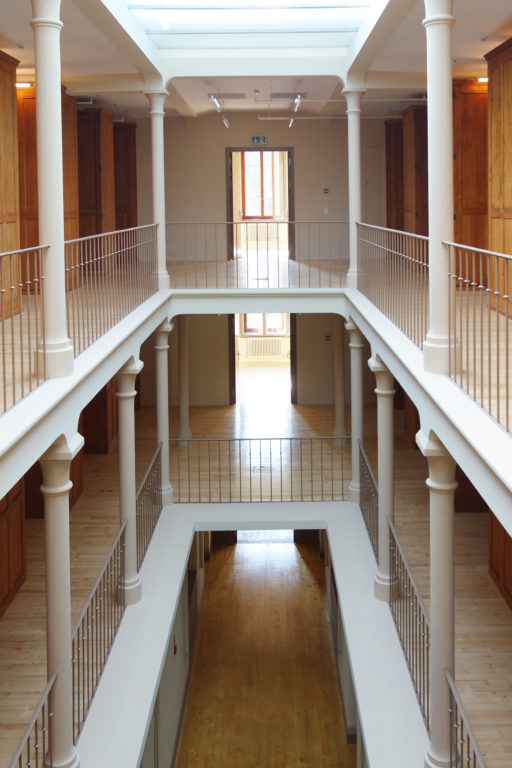 L'atrium avec la lumière zénithale